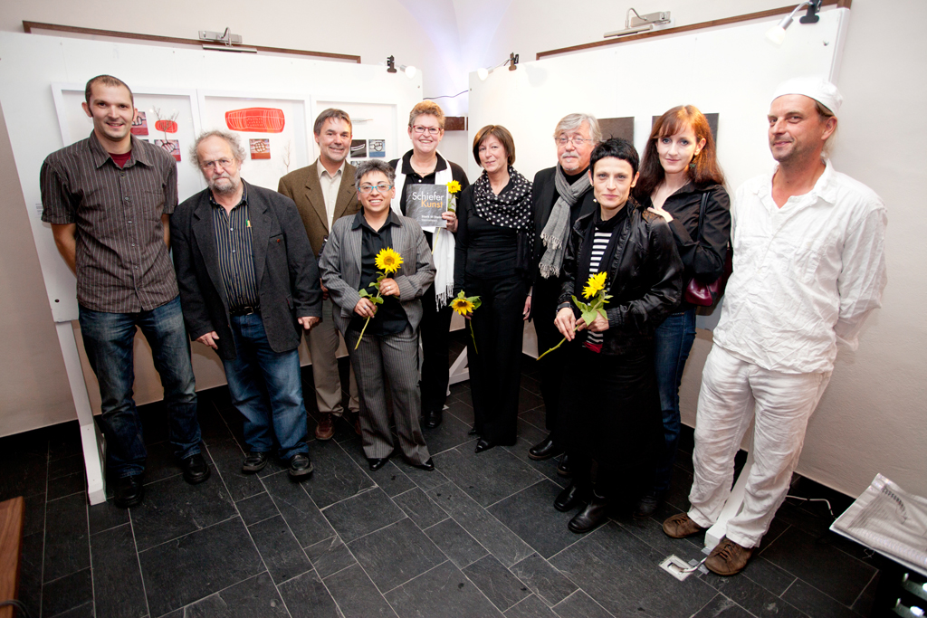 Schieferkunst Projekt | Stark in Stein | Steinwiesen v.l.n.r. Tobias Ott, Projektleiter/Künstler, Jürgen Grimme - Architekt, Gerhard Wunder - Erster Bürgermeister/stellver. Landrat, Edite Maria Kolb-de Souza Leao - Goldener Anker, Giesela Lang - Kreiskulturreferentin, Margit Hohenberger - Preisträgerin/Künstlerin, Udo Rödel - Künstler, Petra Feigl - Künstlerin, Monika Pellkofer-Grießhammer - Künstlerin, Thomas Zimmermann - Künstler (Bildquelle: ©www.tobiasott.de)