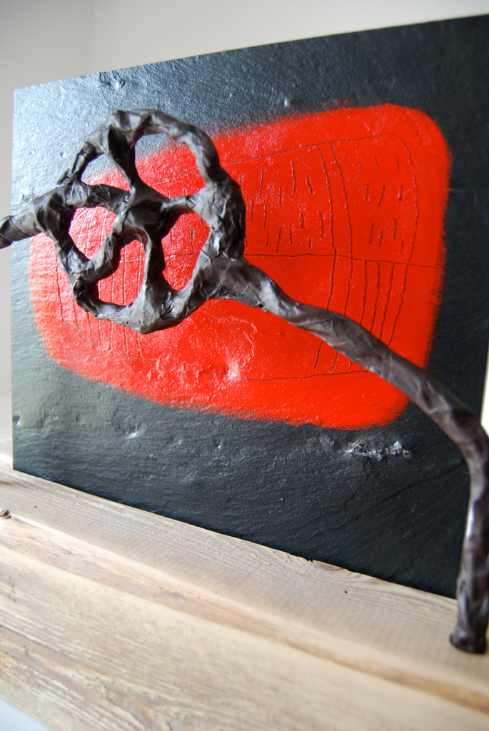 Jäger 2 | 2010 | Schieferobjekt im Holzsockel | Detailansicht