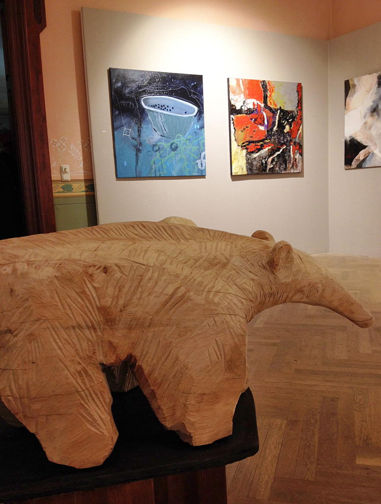 Ausstellung "Kunstsaat XVIII" | Kunstverein Hof, Galerie im Theresienstein | 2014/15 | (Skulptur vorne: "Ameisenbär"/Valeri Moskov / hinten rechts: "o. Titel"/Horst Vincenti)