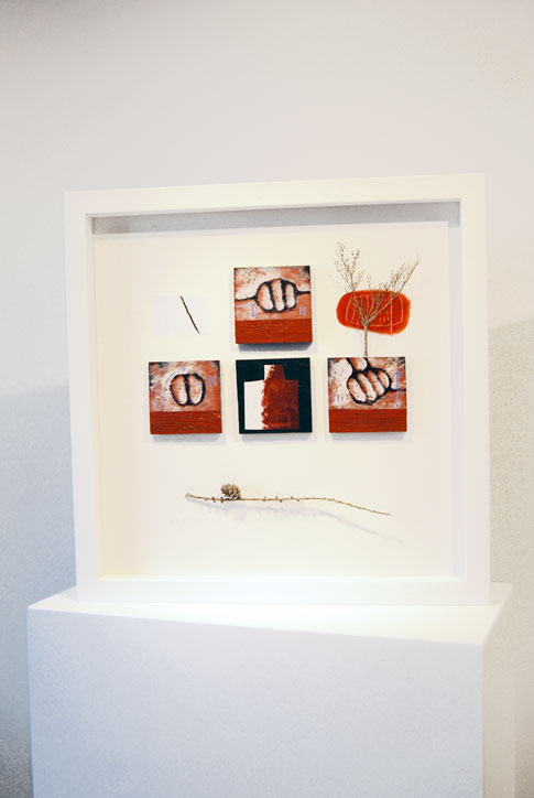 Sammler 1 | 2010 | Objekte und bemalter Schiefer im Schaukasten | 50 x 50 cm