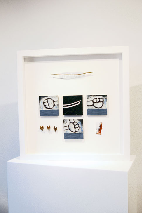 Sammler 3 | 2010 | Objekte und bemalter Schiefer im Schaukasten | 50 x 50 cm
