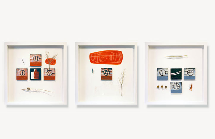 Sammler 1-3 | 2010 | Objekte und bemalter Schiefer im Schaukasten | je 50 x 50 cm