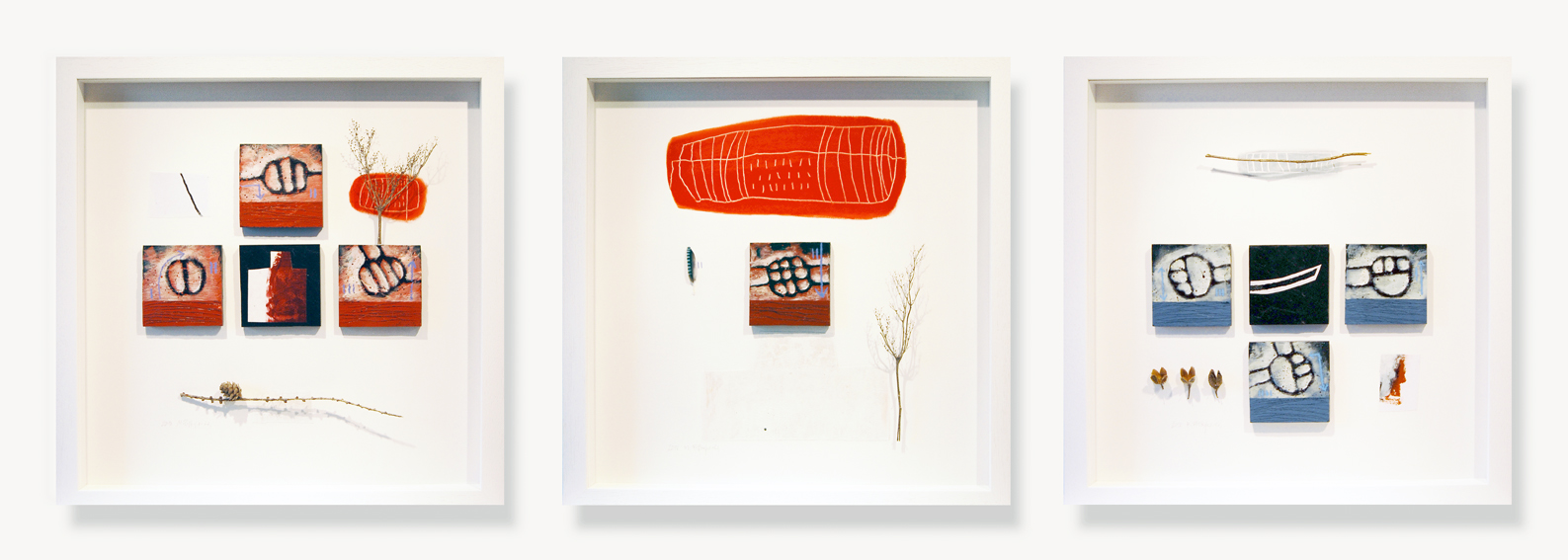 Sammler 1-3 | 2010 | Objekte und bemalter Schiefer im Schaukasten | je 50 x 50 cm