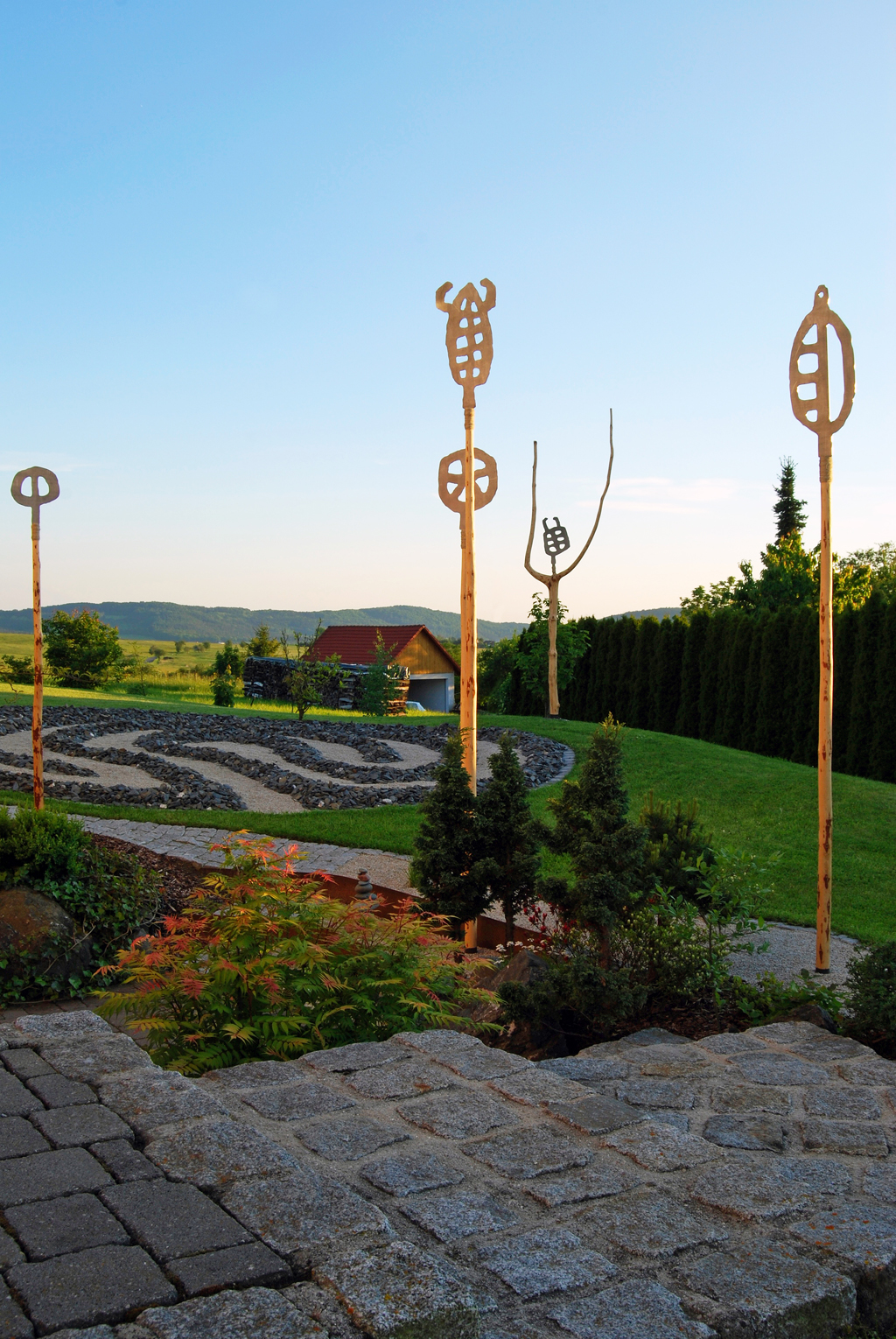 Landart-Projekt | 2012-2013 | Entstehung eines begehbaren Labyrinths als Gesamtprojekt mit 5 Skulpturen aus Stahl und Holz, Fertigstellung Mitte 2013
