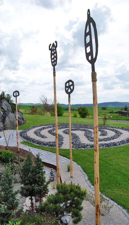 Landart-Projekt | 2012-2013 | Entstehung eines begehbaren Labyrinths als Gesamtprojekt mit 5 Skulpturen aus Stahl und Holz, Fertigstellung Mitte 2013