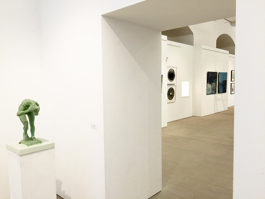 Blick in die Ausstellung "ART - Süd-Ost trifft West 2015" beim Aufbau | Plassenburg, Kulmbach 2015