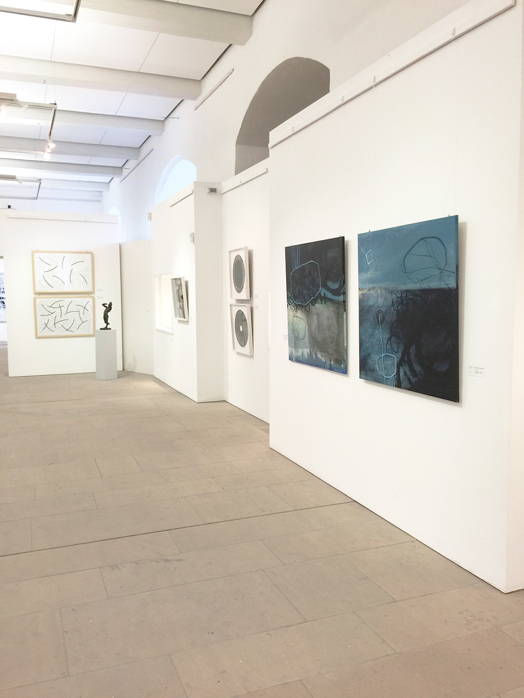 Blick in die Ausstellung "ART - Süd-Ost trifft West 2015" beim Aufbau | Plassenburg, Kulmbach 2015