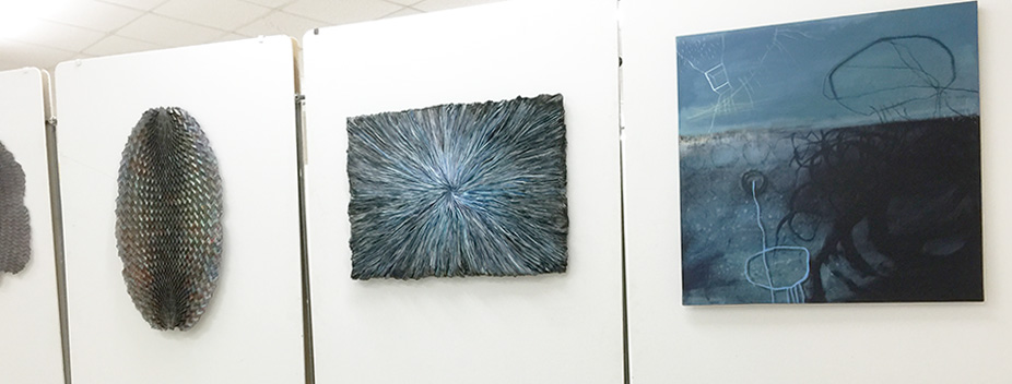 Bilder vom Aufbau der Ausstellung - ART - Süd-Ost trifft West 2015 | Neudrossenfeld Europatage 2015 / (Papierarbeiten links von: Annita Smit, NL)
